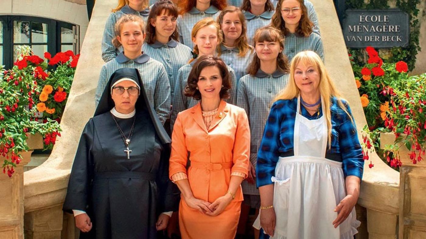 Em escadaria posam para foto em cena do filme duas mulheres, freira e alunas atrás #paratodosverem