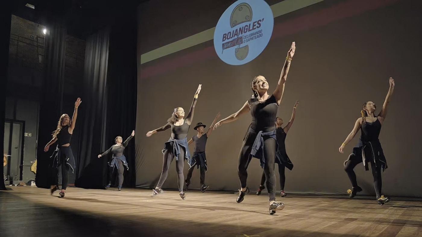 dançarinos fazem coreografia em palco. #paratodosverem