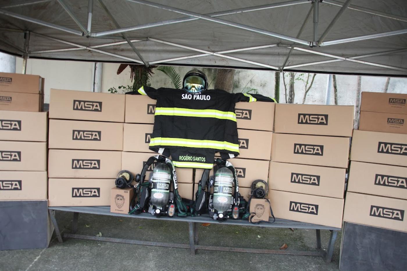 equipamento sobre caixas #paratodosverem 