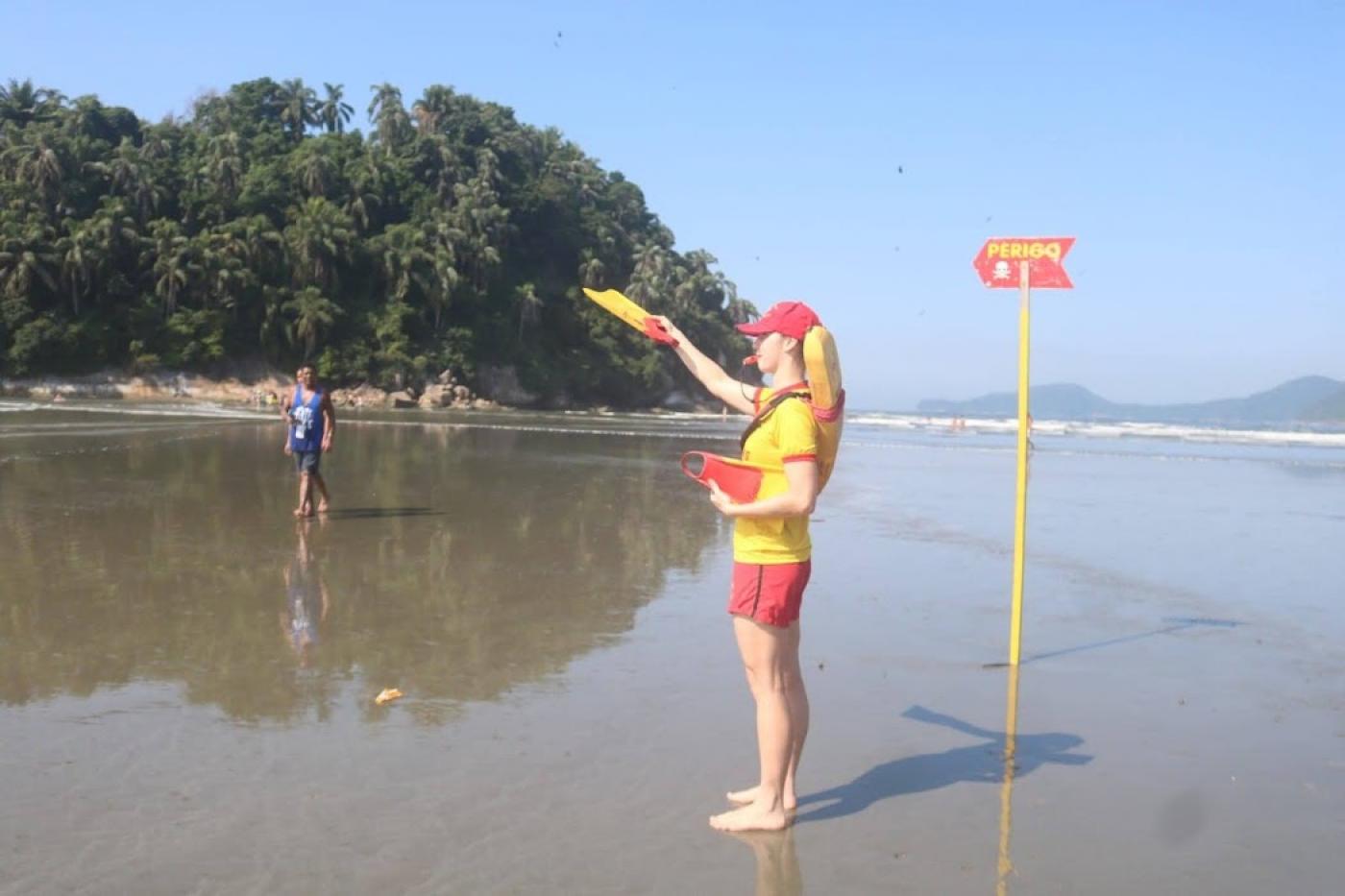 guarda-vidas aponta para o mar #paratodosverem