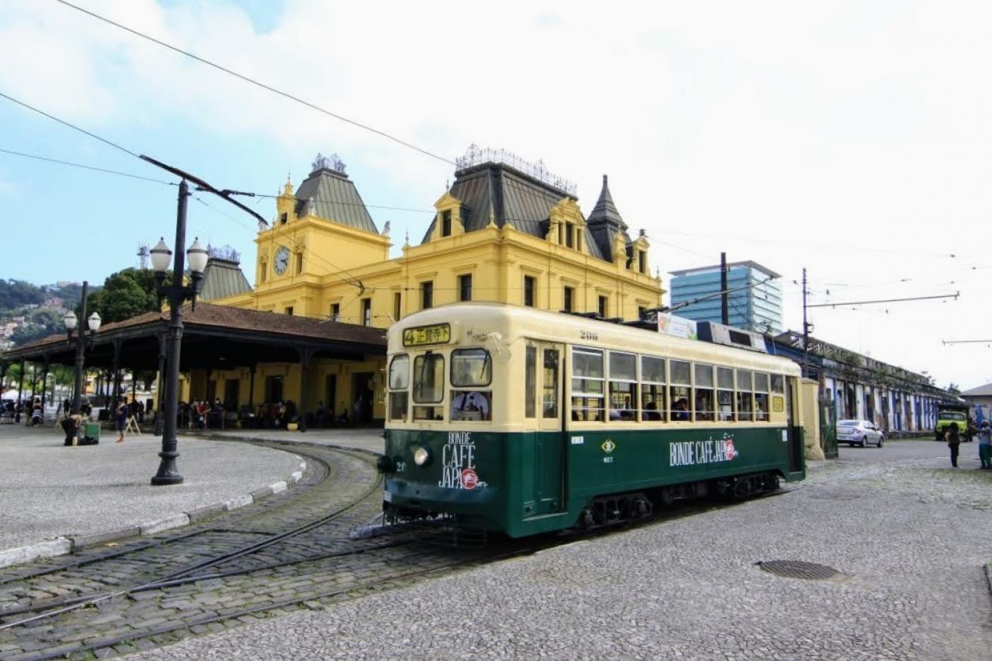 bonde circulando pelo centro #paratodosverem