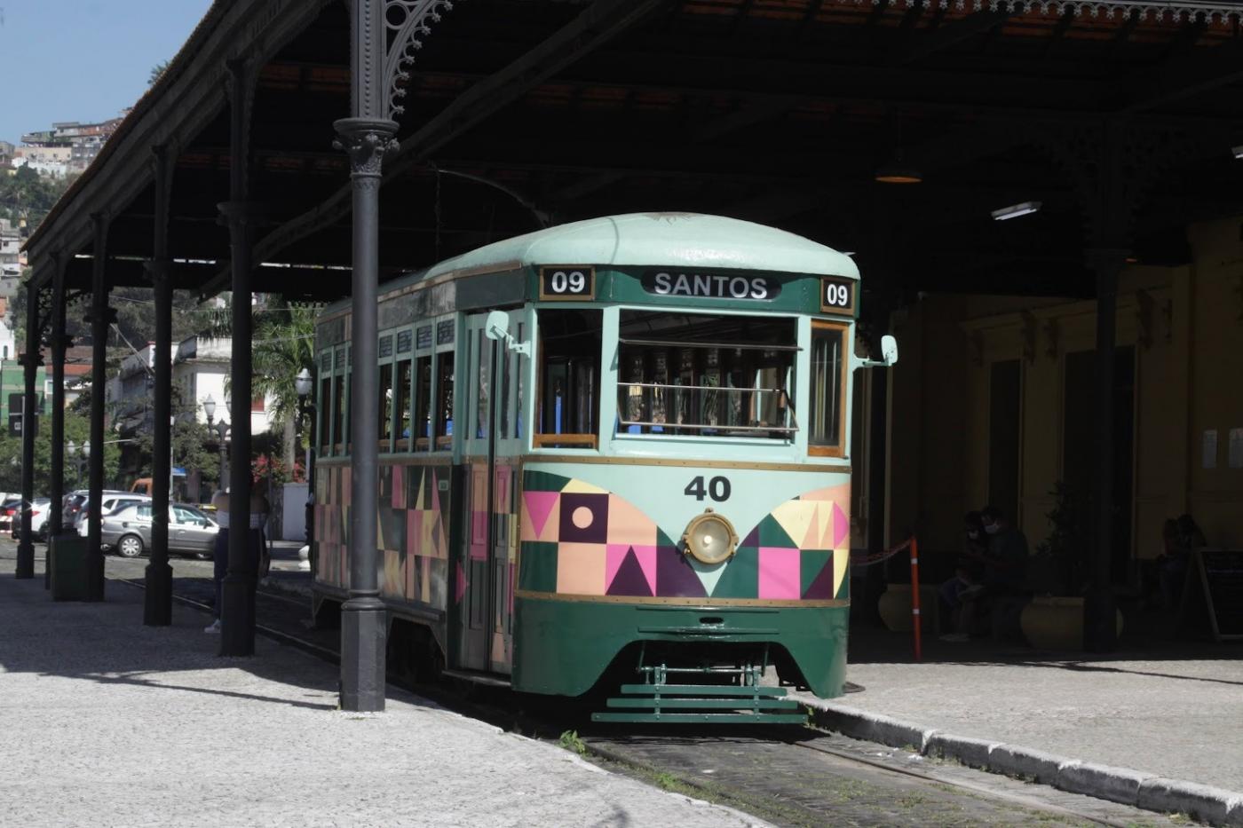 bonde parado na estação do valongo. #paratodosverem 