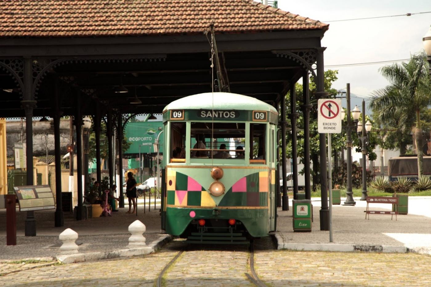 Bonde turístico parado em frente à Estação do Valongo. #paratodosverem