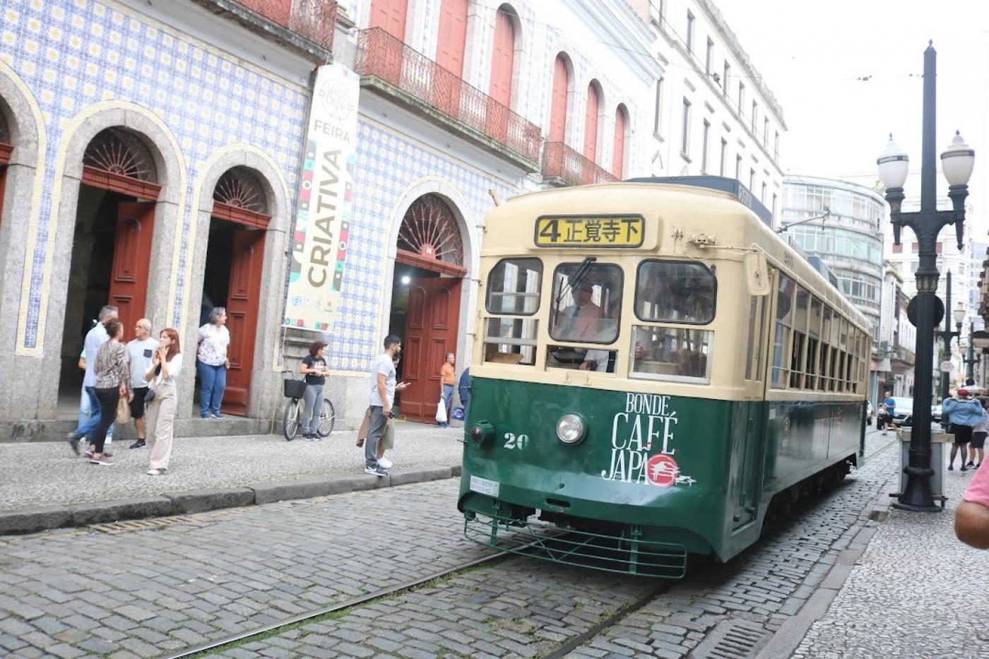 bonde passa em rua em frente à casa da Frontaria Azulejada. #paratodosverem 