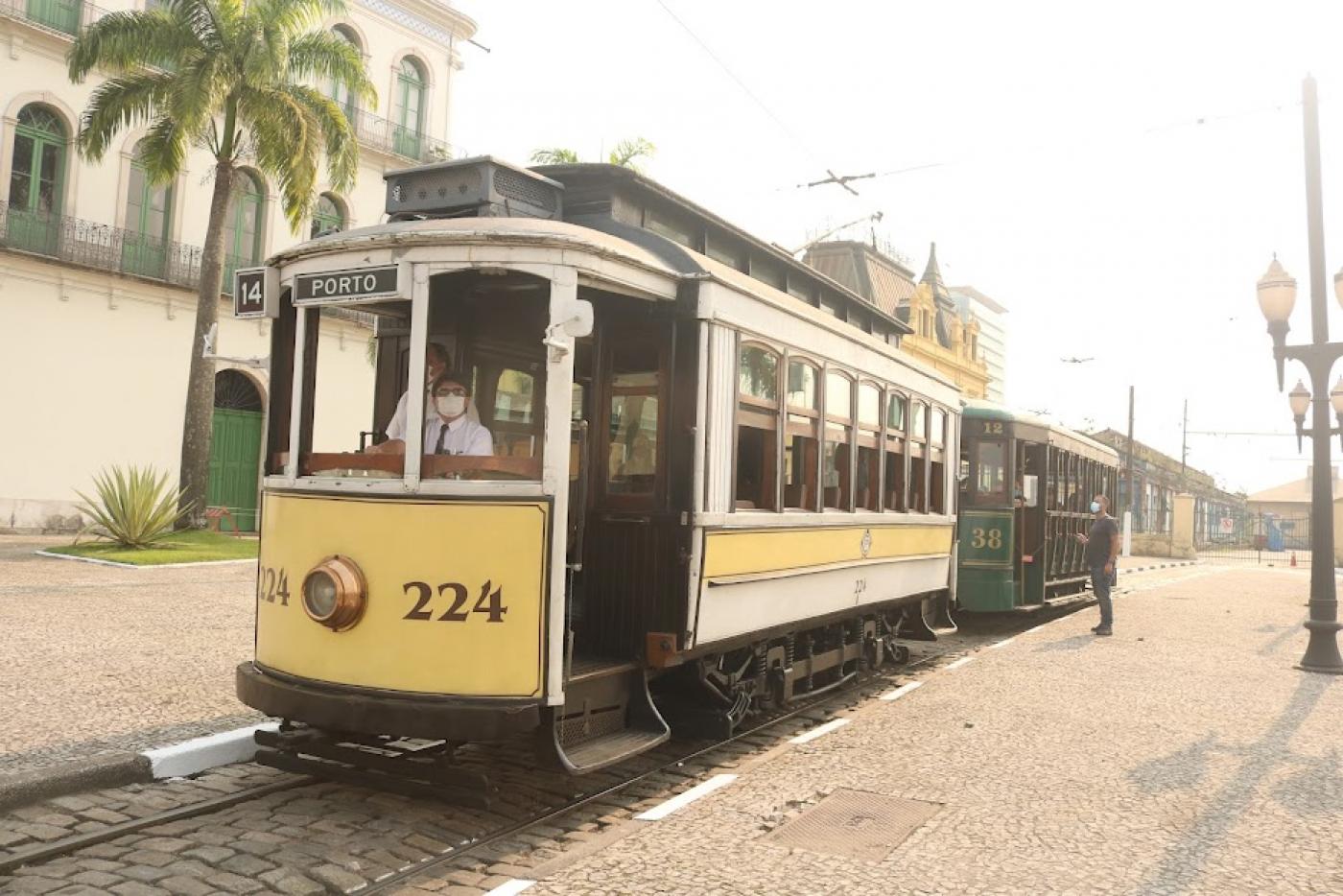 bonde e reboque nos trilhos, em frente ao Museu Pelé. #paratodosverem