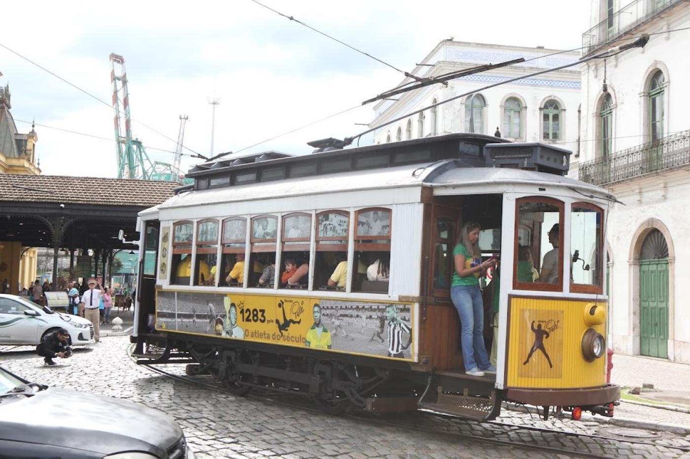 bonde circulando na frente do museu pelé #paratodosverem