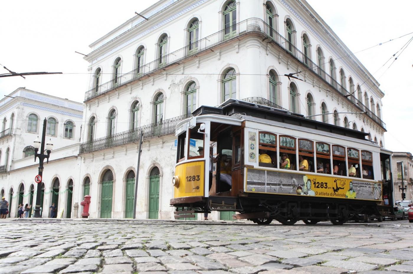 Bonde da Copa em frente ao Museu Pelé. #Paratodosverem