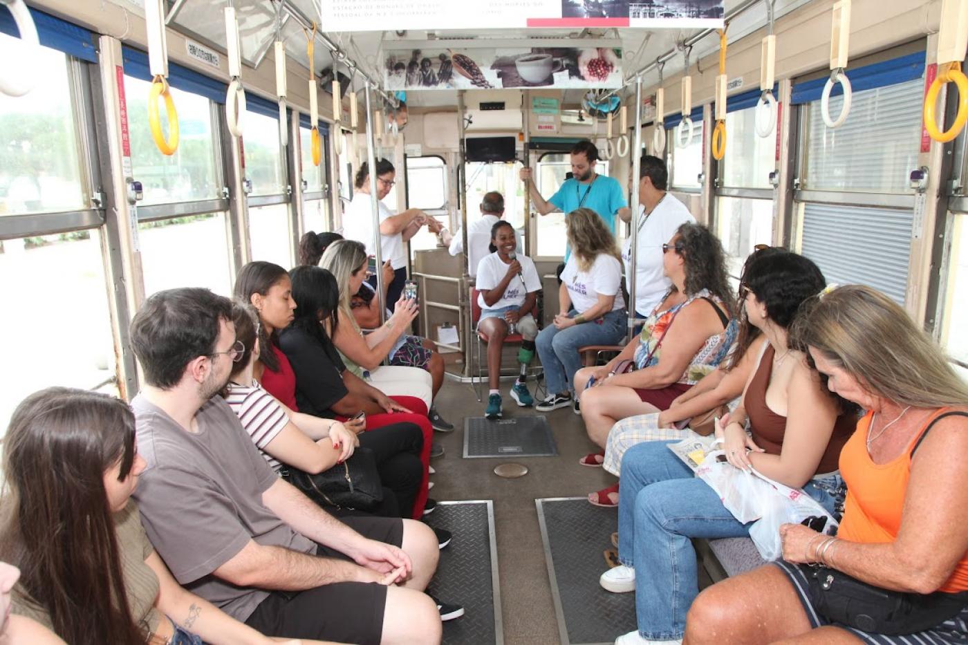 mulheres acompanham palestra dentro do bonde #paratodosverem 