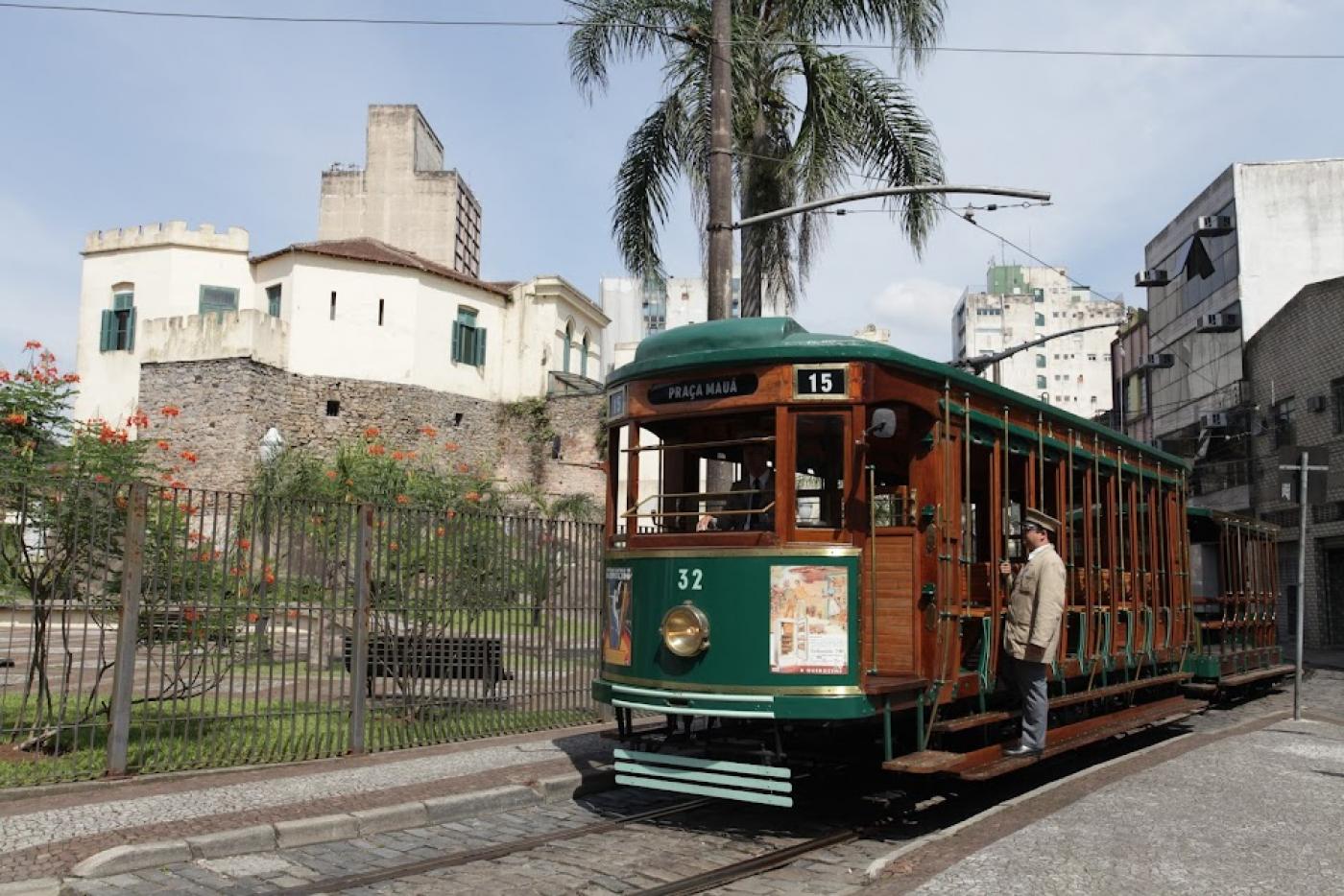 bonde passa em frente ao outeiro de santa catarina. #paratodosverem