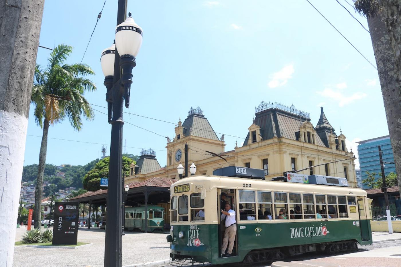 bonde circulando na frente do museu pelé #paratodosverem