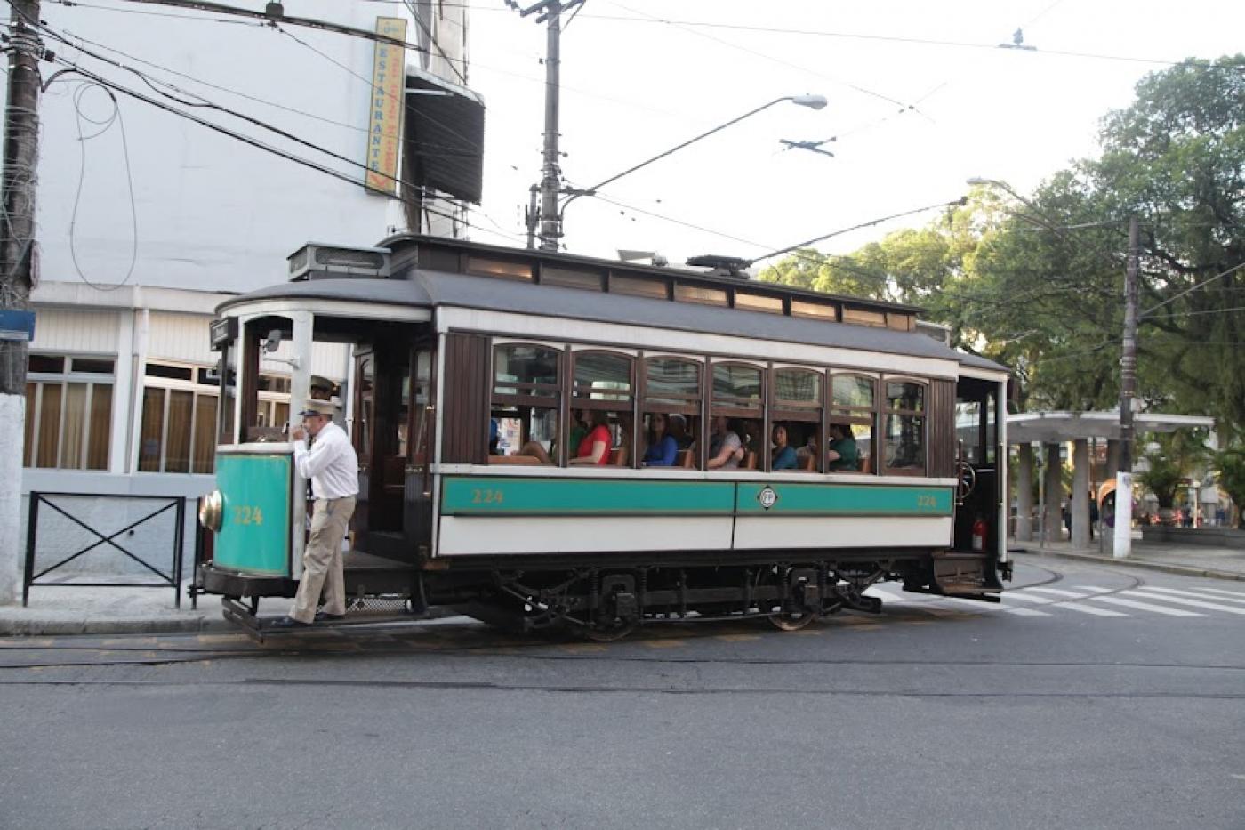 o bonde turístico no Centro Histórico. #paratodosverem