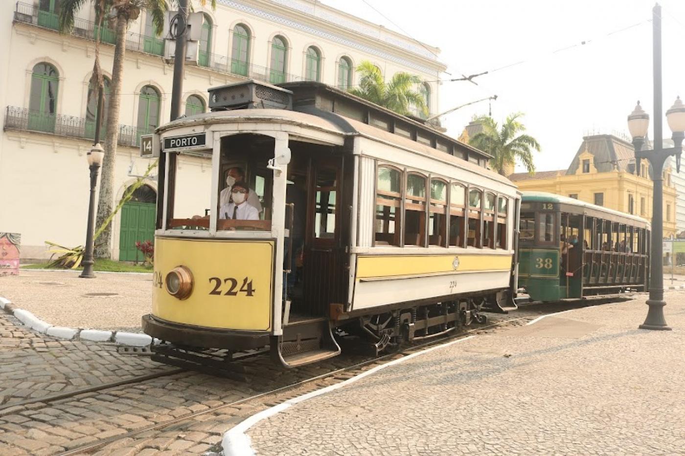 bonde e reboque passam em frente ao museu Pelé