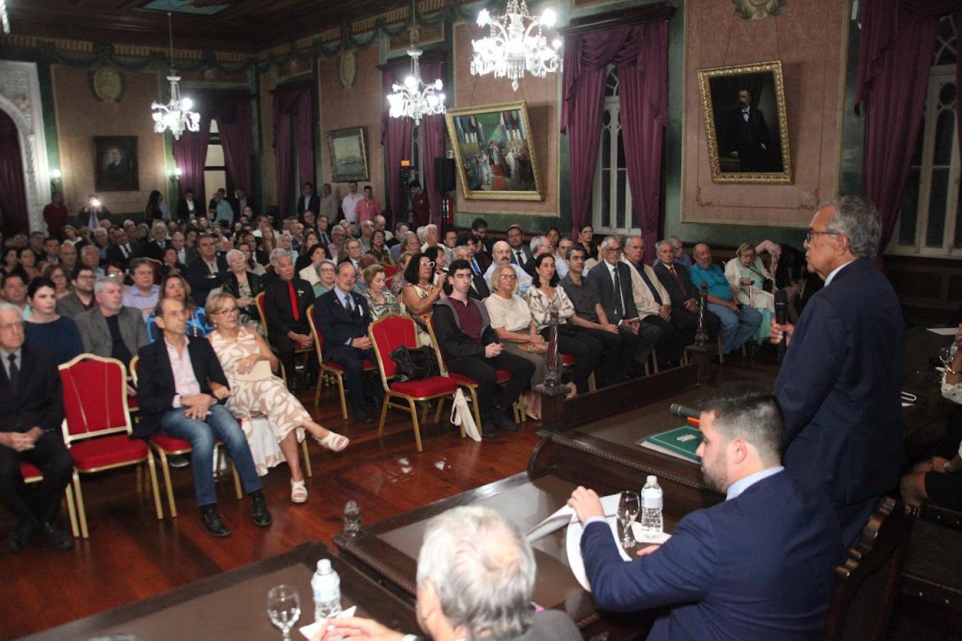 pessoas acompanhando a cerimônia #paratodosverem 