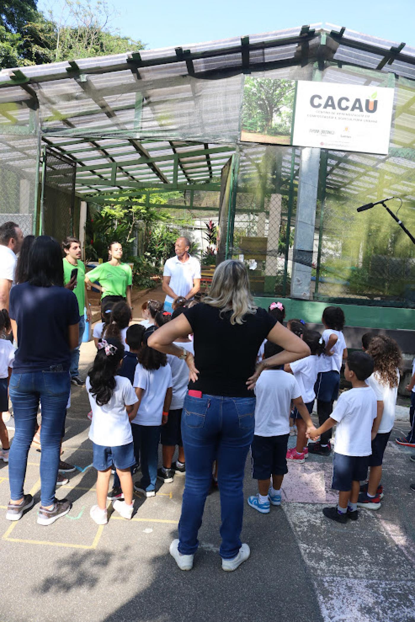 crianças em centro de meio ambiente #paratodosverem 