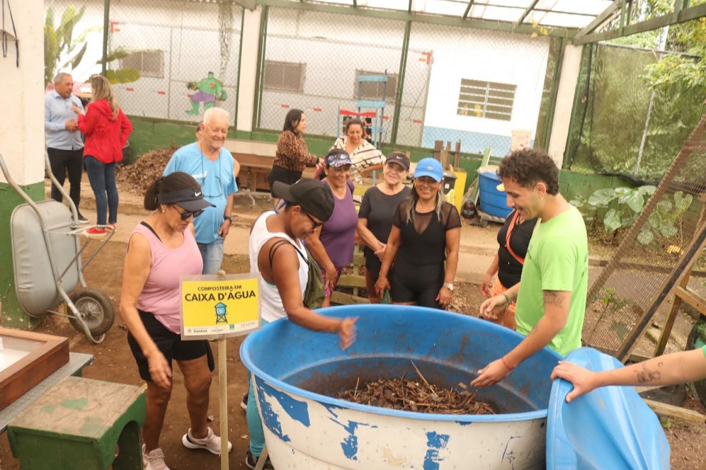 pessoas na atividade de compostagem #paratodosverem