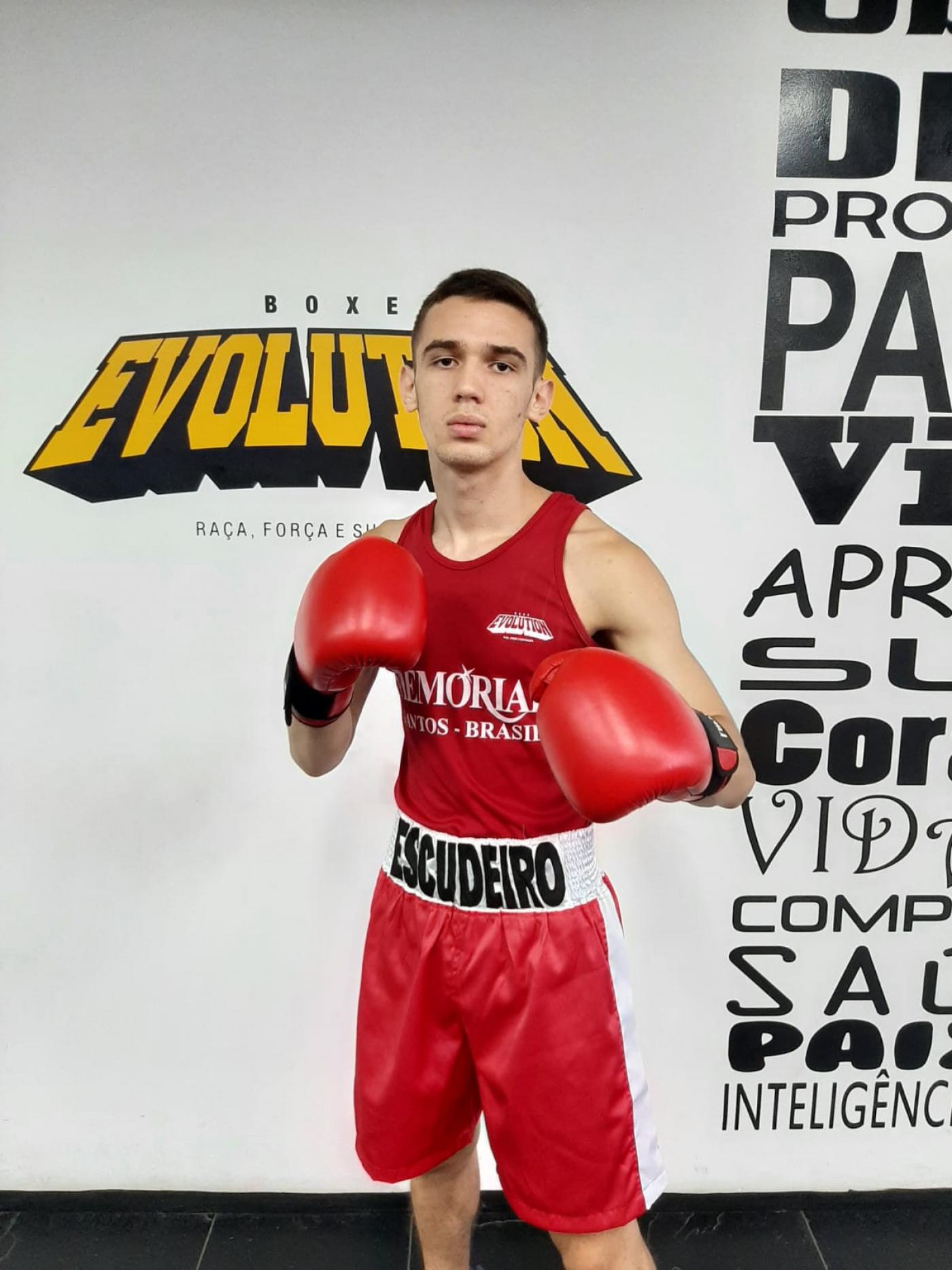 Atleta posa para foto com luvas de boxe #paratodosverem