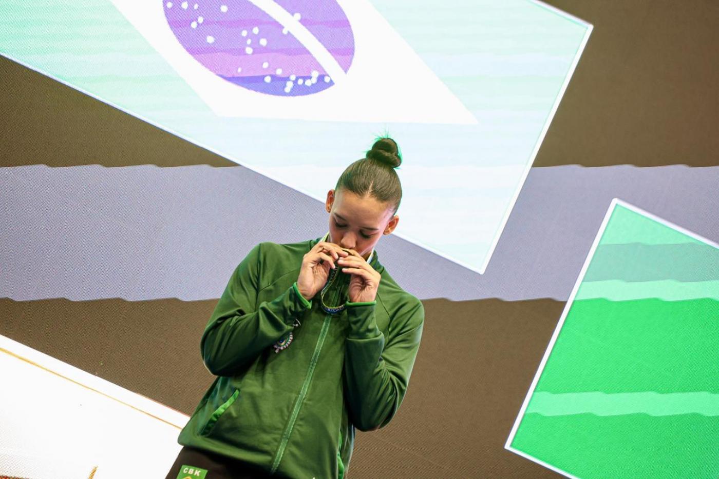 Brenda beija a medalha de ouro no Pan. #Paratodosverem