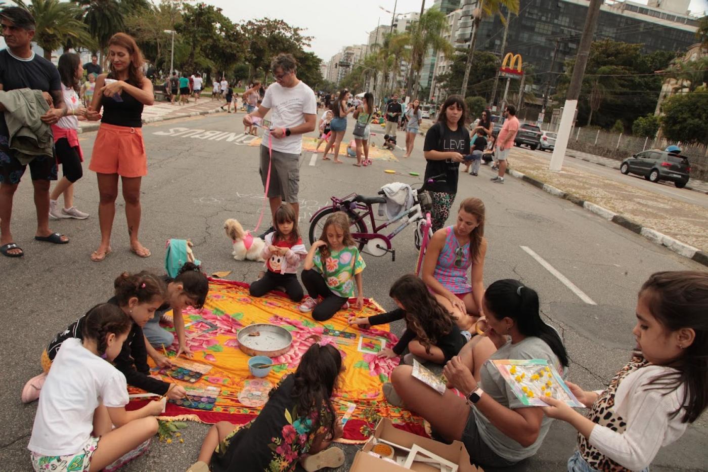 crianças brincando em rua  #paratodosverem