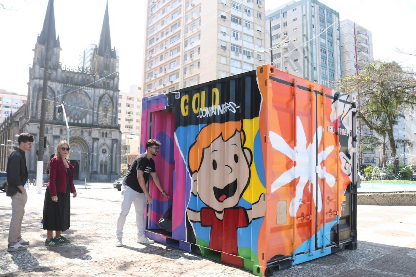 conteiner usado para arrecadar brinquedos #paratodosverem