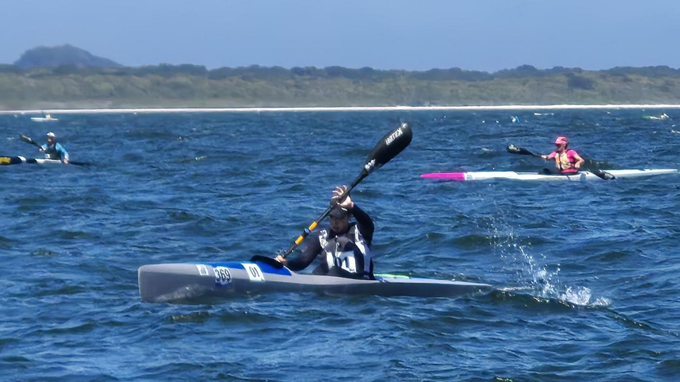 Canoísta remando no mar. #Paratodosverem.