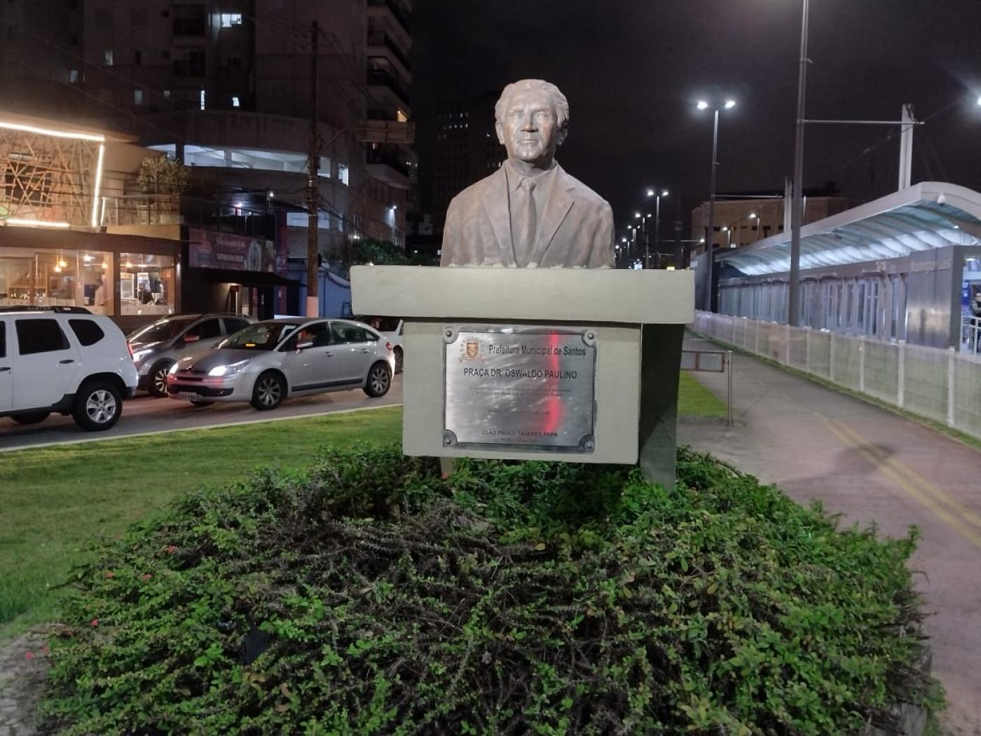 busto sobre canteiro gramado. #paratodosverem