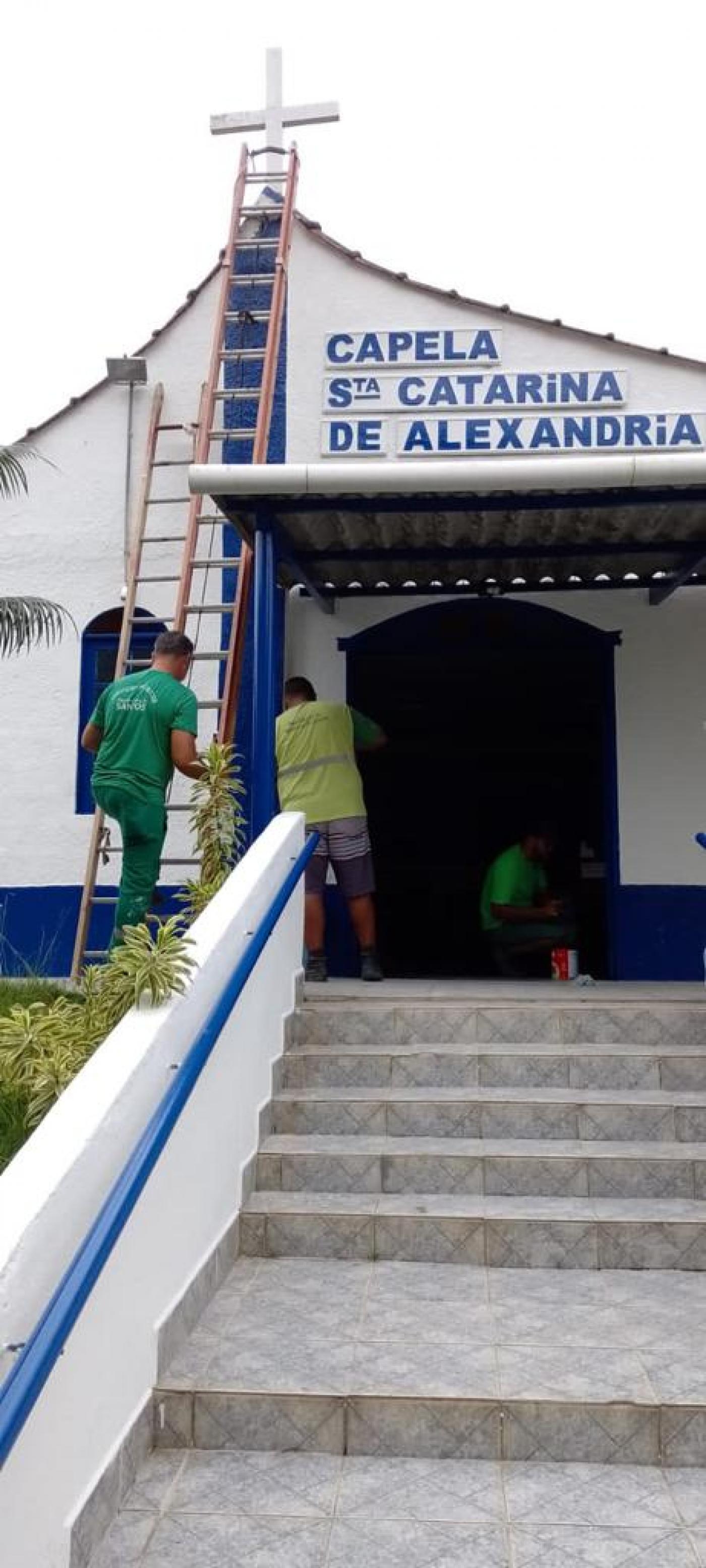 operários atuando na capela #paratodosverem