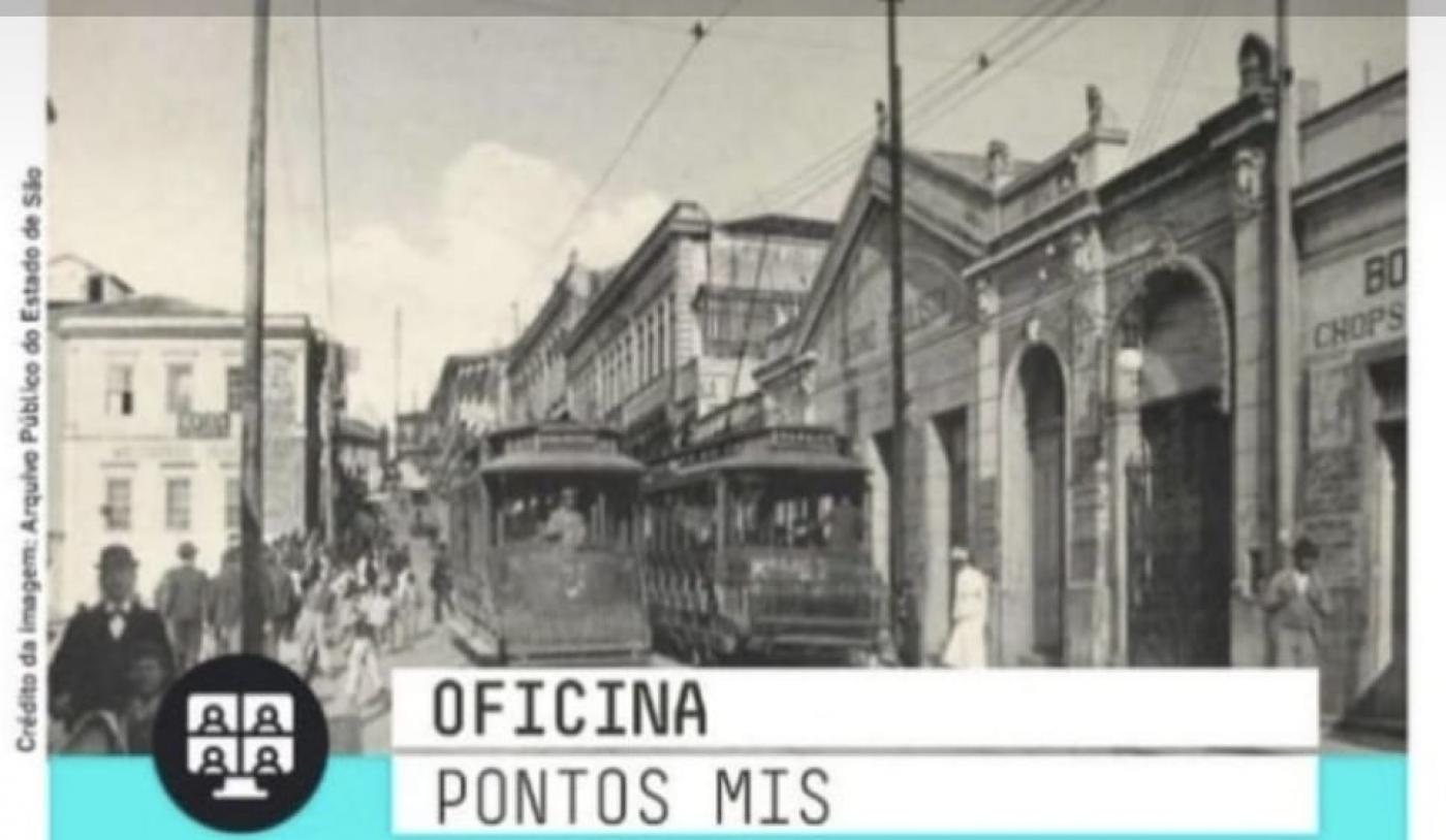 Foto antiga com casas históricas e bonde passando na rua. #paratodosverem