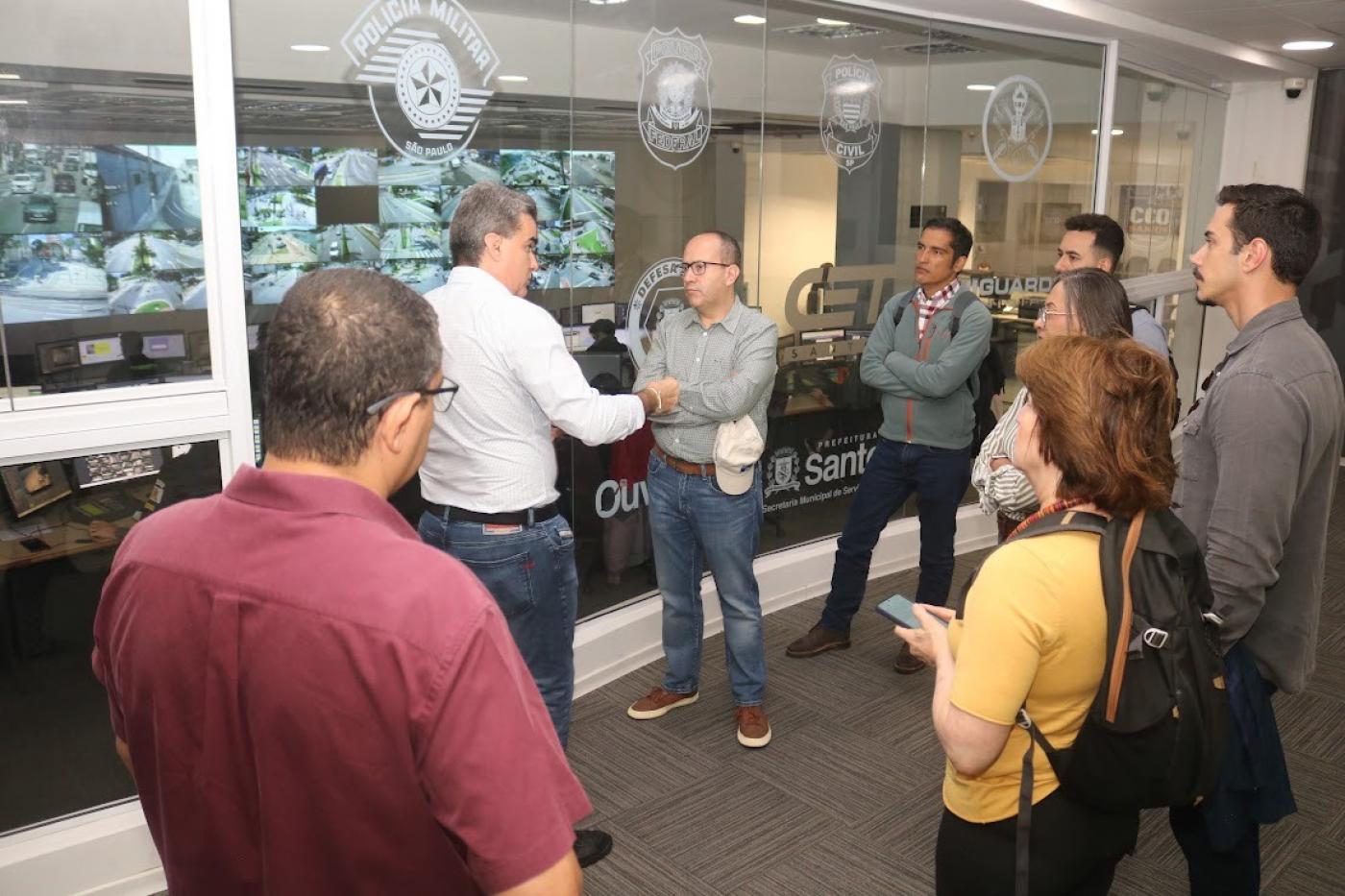 executivos conhecem o centro de câmeras #paratodosverem 