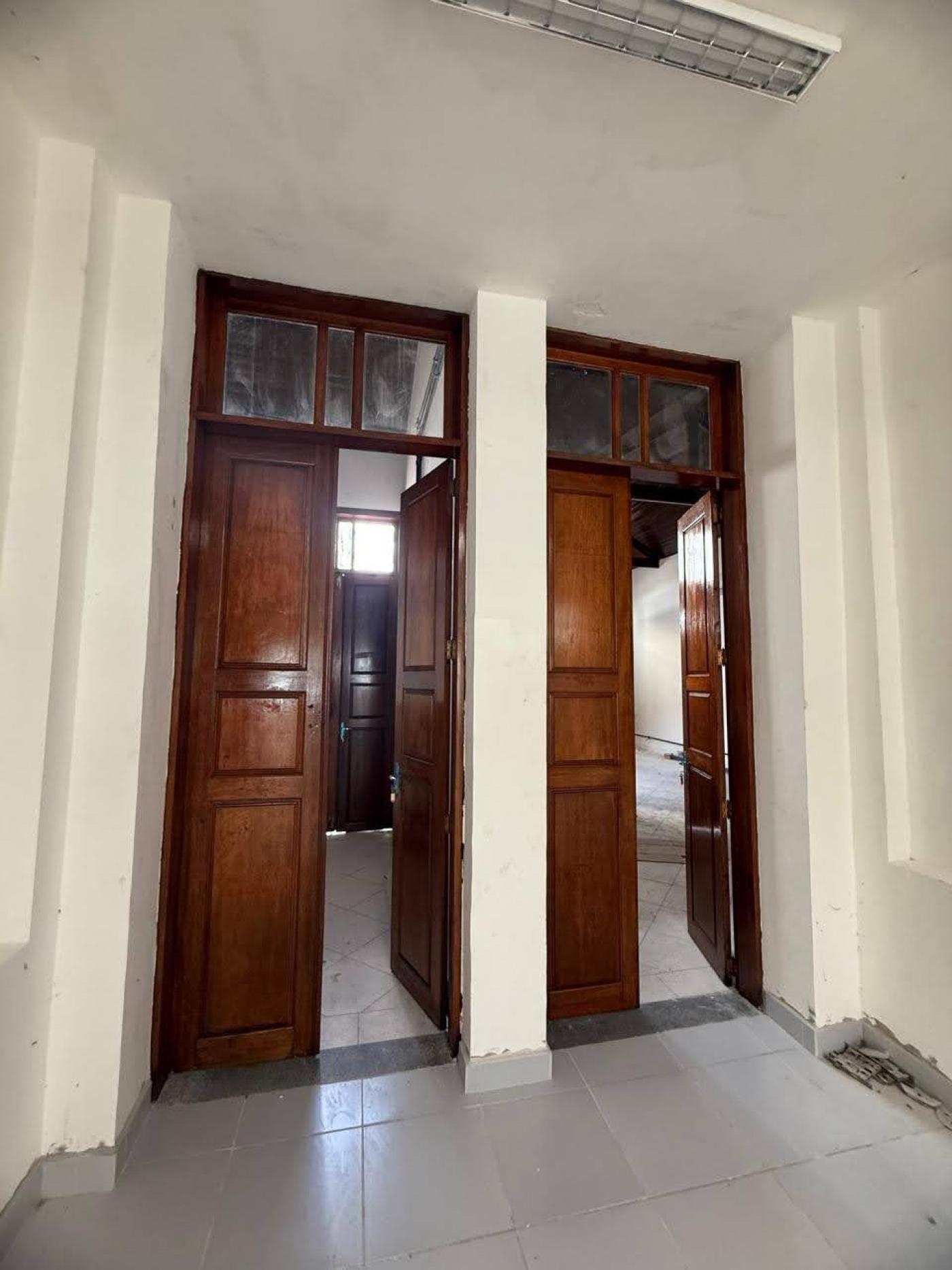 duas portas de madeira abertas. #paratodosverem