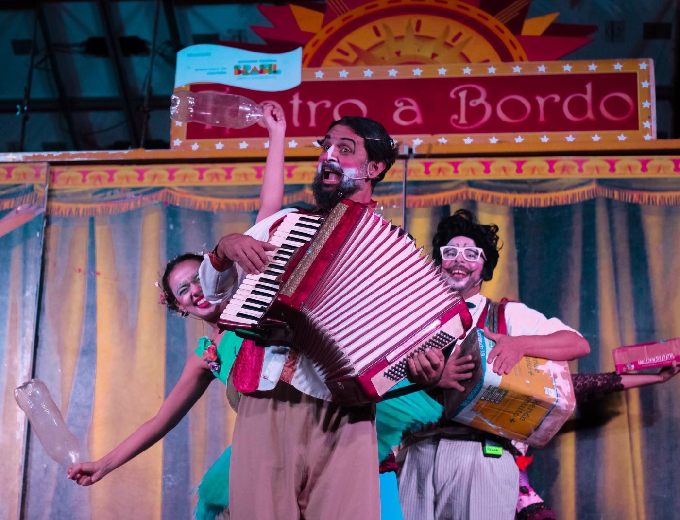 atores circenses em espetáculo #paratodosverem