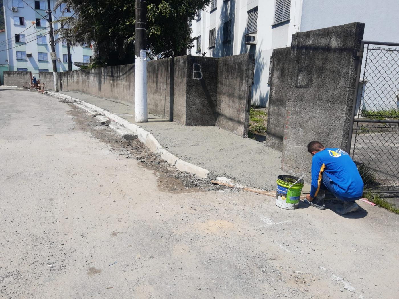 homem trabalha em calçada #paratodosverem 