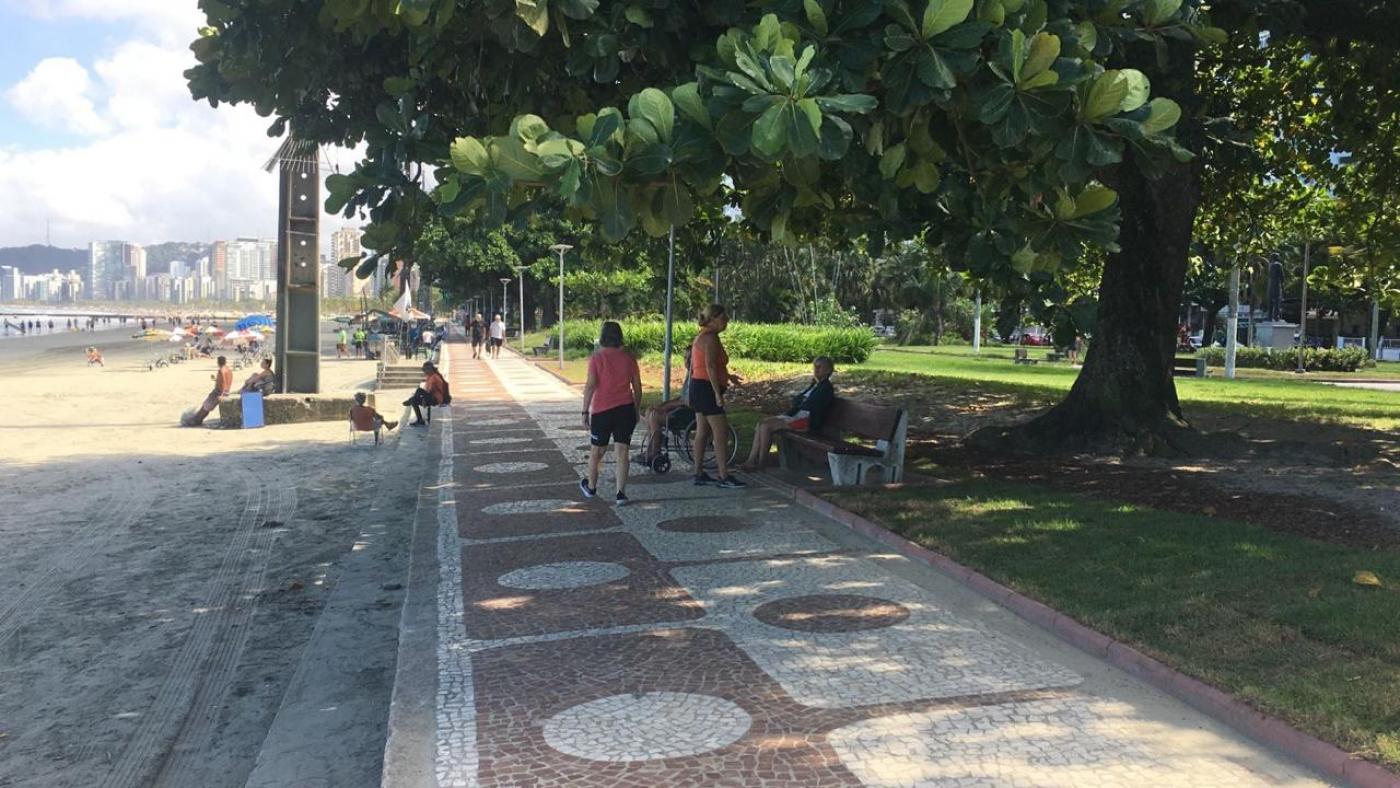trecho do jardim da orla com calçadão recém-reformado. #paratodosverem