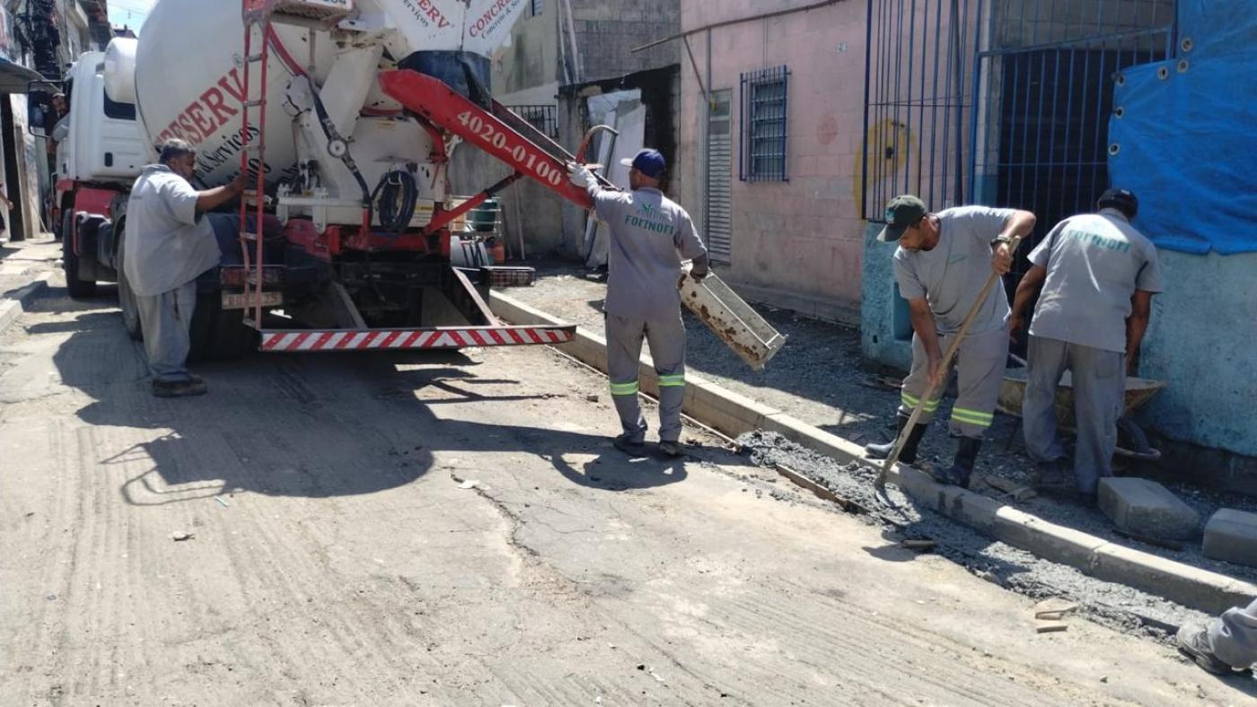 operários e caminhão atuando nas calçadas #paratodosverem