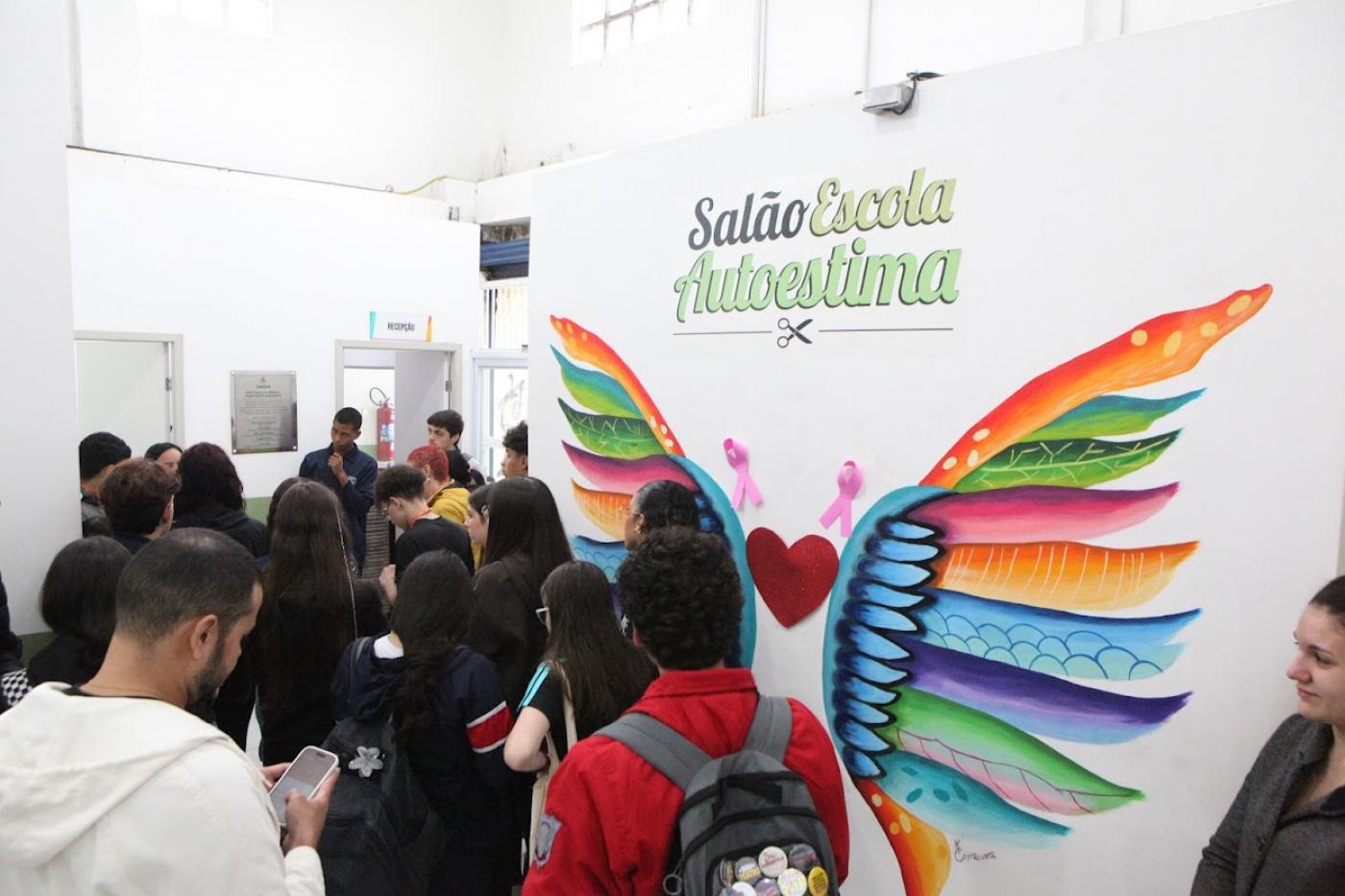jovens visitando equipamento #paratodosverem 