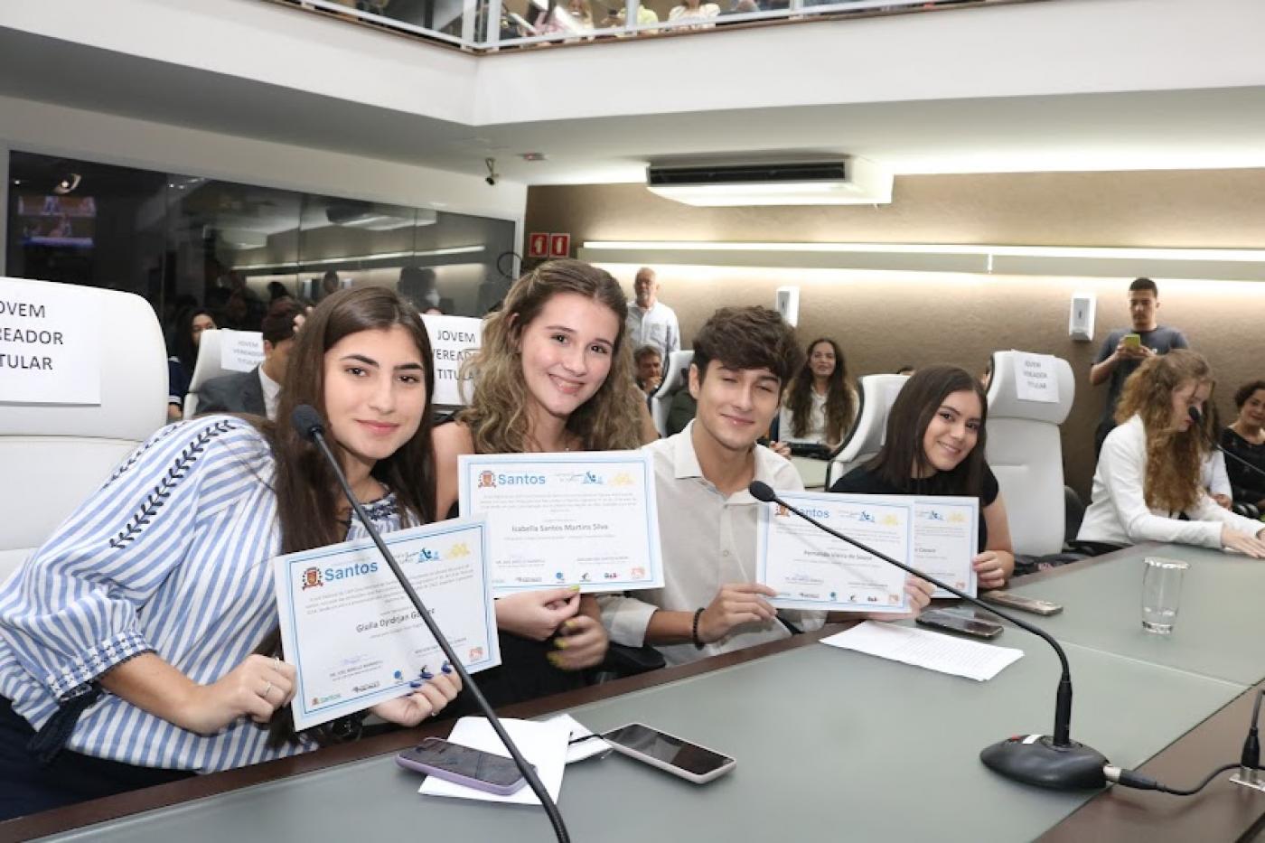 Estudantes exibem diplomas no plenário da Câmara. #pratodosverem