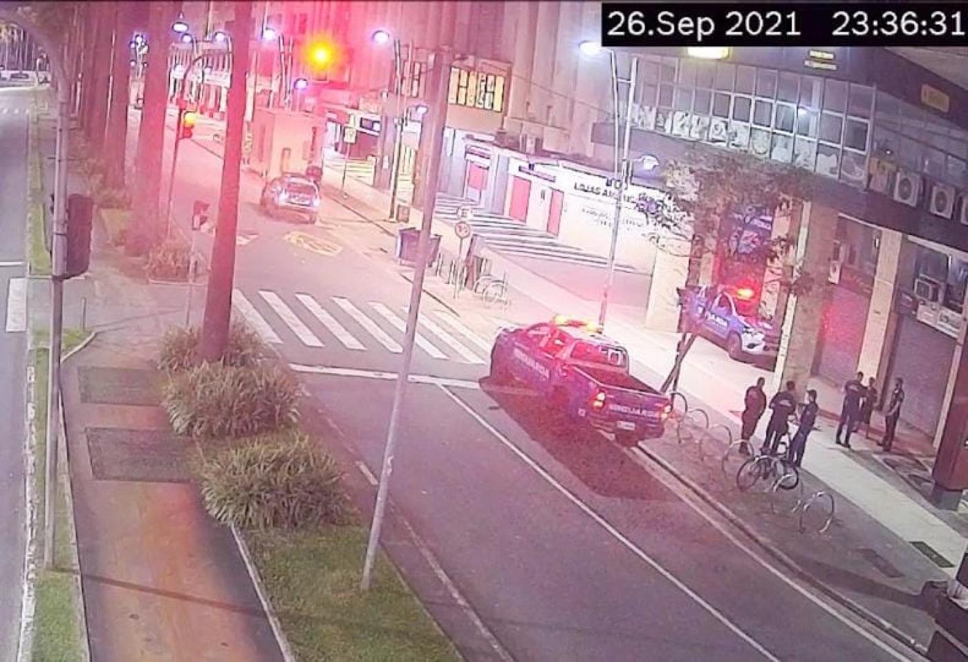Guardas cercam suspeito em rua do Gonzaga #paratodosverem