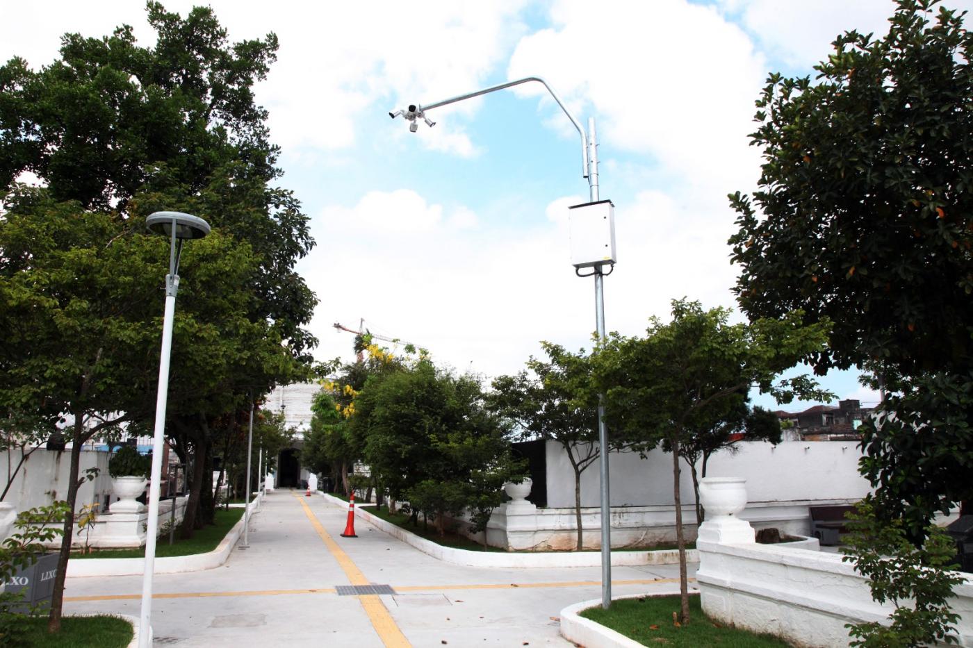câmer nova instalada em cemitério #paratodosverem