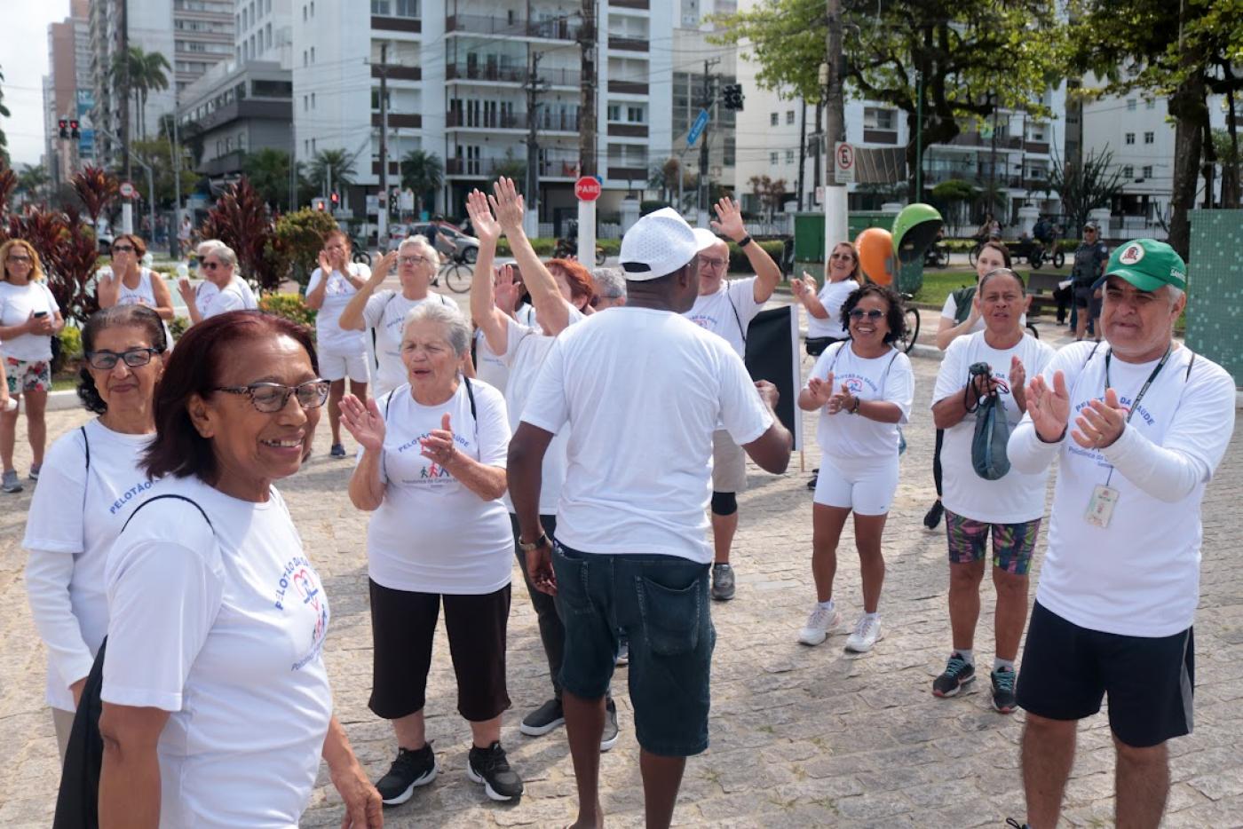 idosos durante a caminhada #paratodosverem