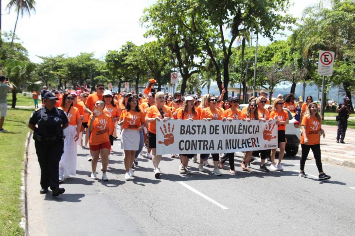 Caminhada pelo fim da violência contra mulheres. #Paratodosverem