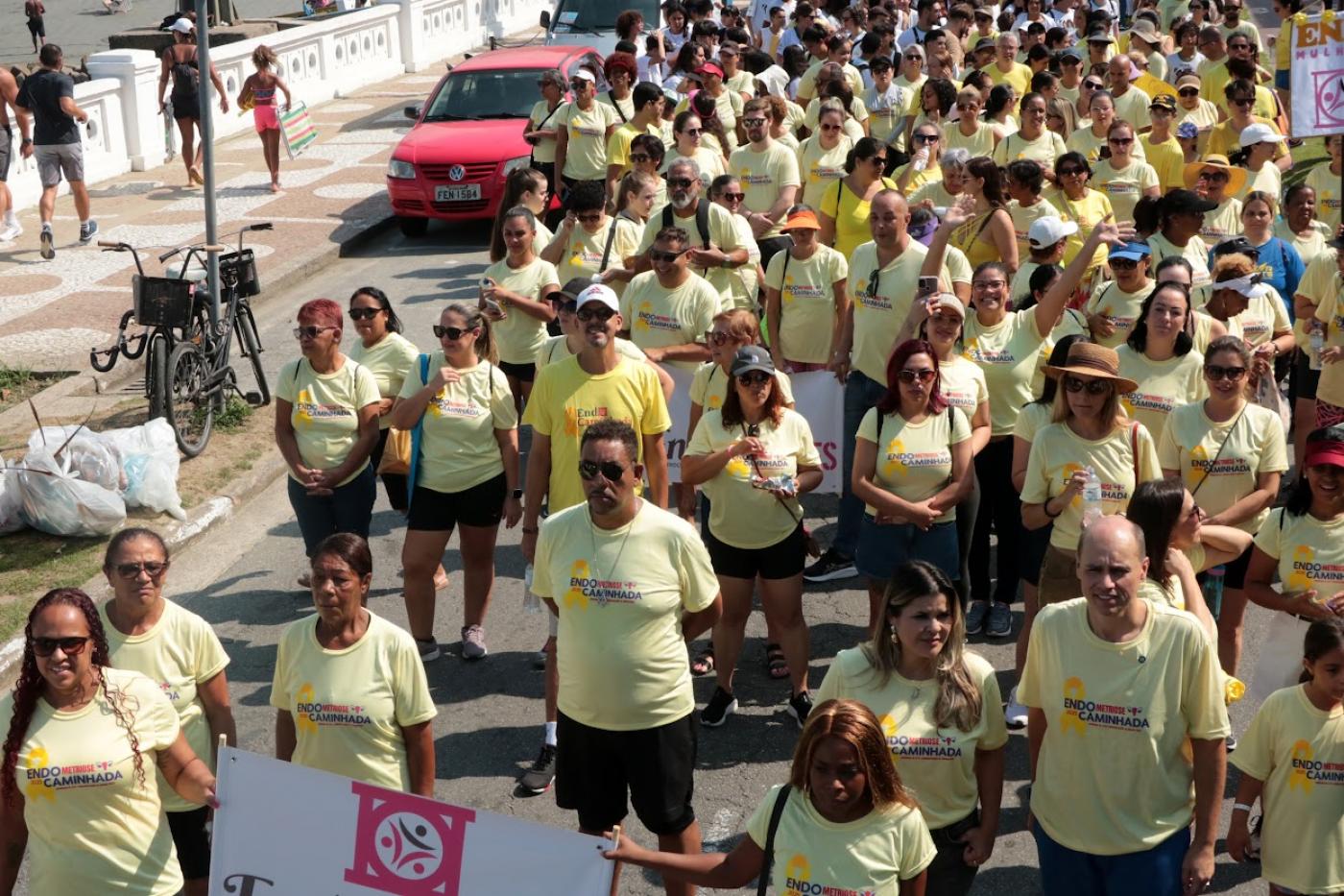 mulheres caminhando de amarelo #paratodosverem 