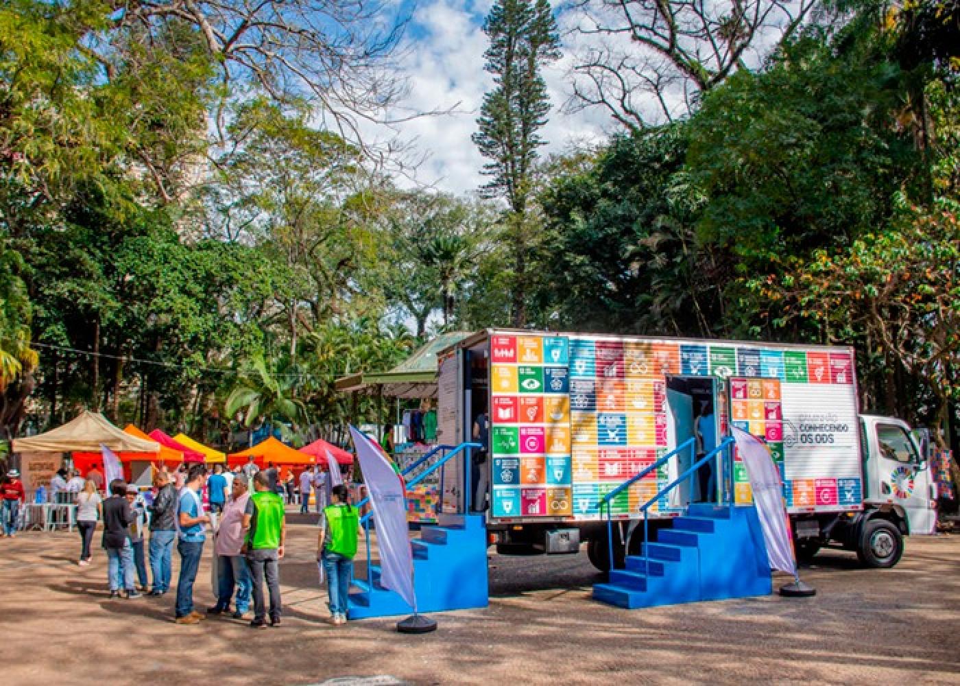 Caminhão estacionado em parque. #paratodosverem