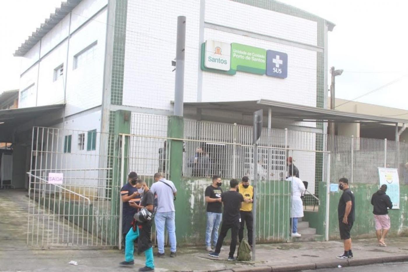 caminhoneiros fazem fila na porta de unidade de saúde. #paratodosverem