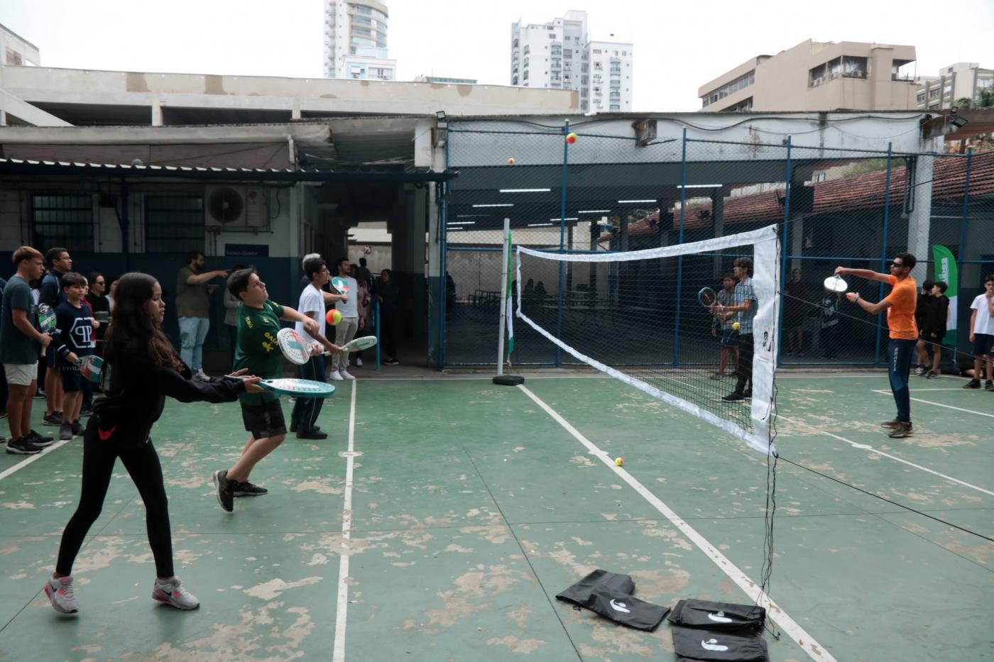 estudantes praticam beach tennis em quadra escolar. #paratodosverem