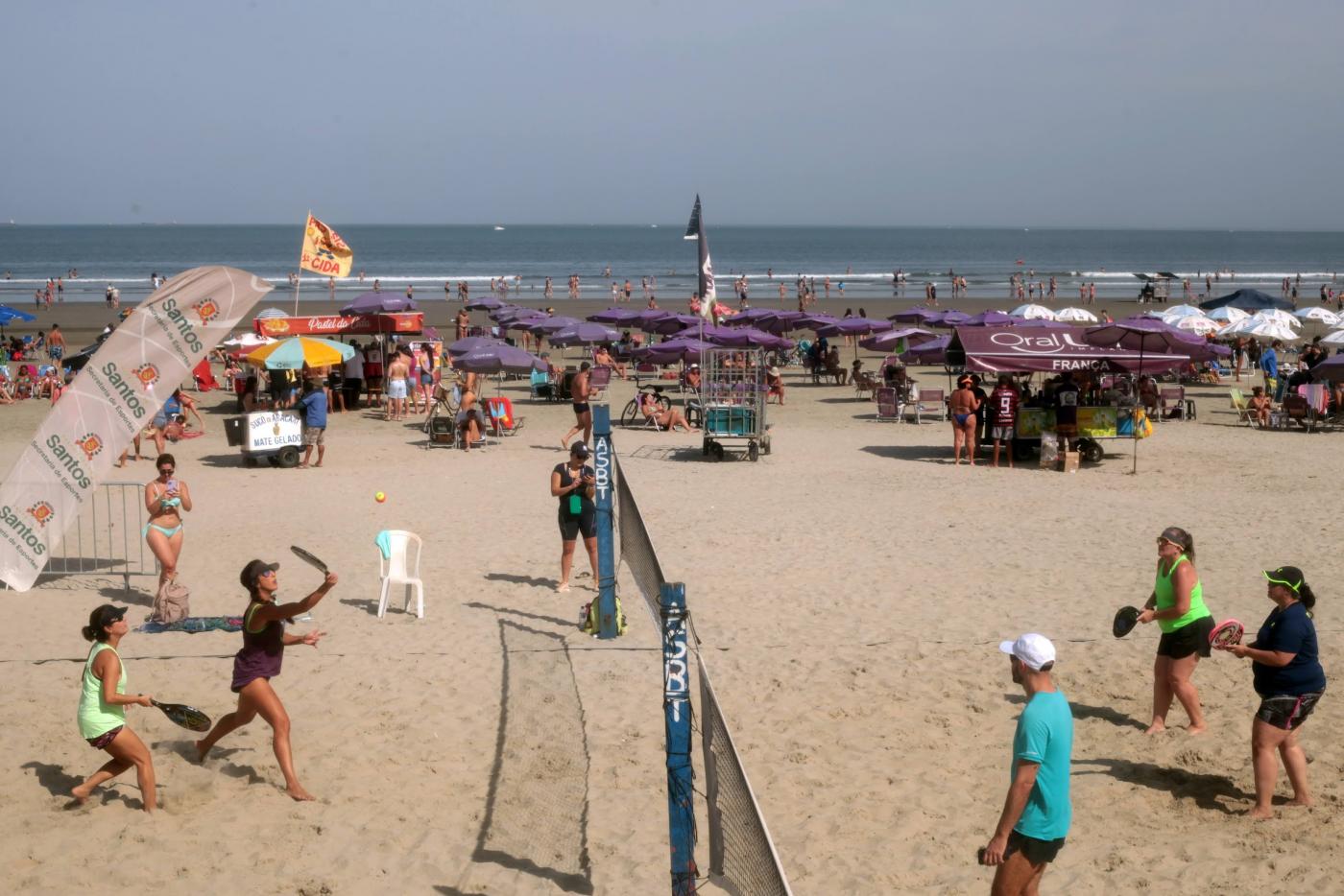 duplas jogam beach tennis na areia. #paratodosverem