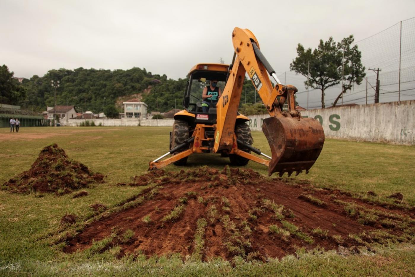 trator tira gramado do campo #paratodosverem