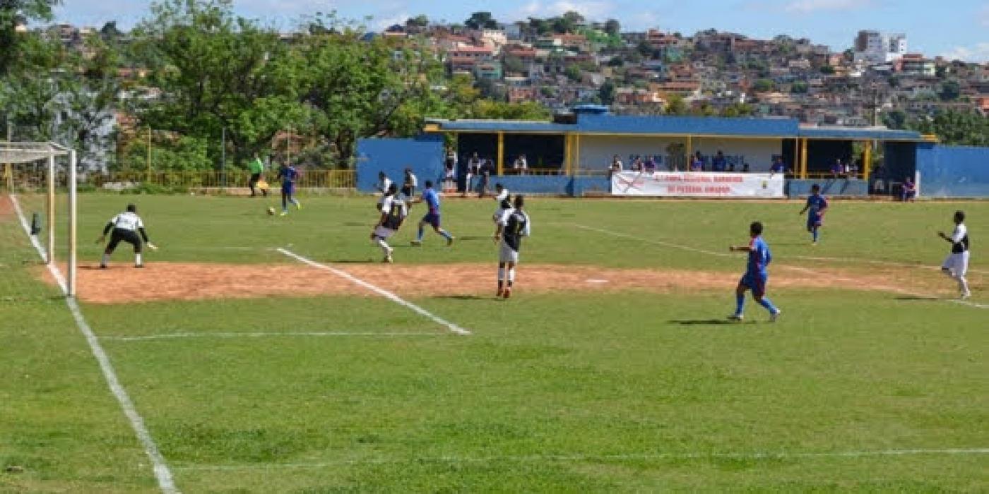 homens jogando futebol #paratodosverem