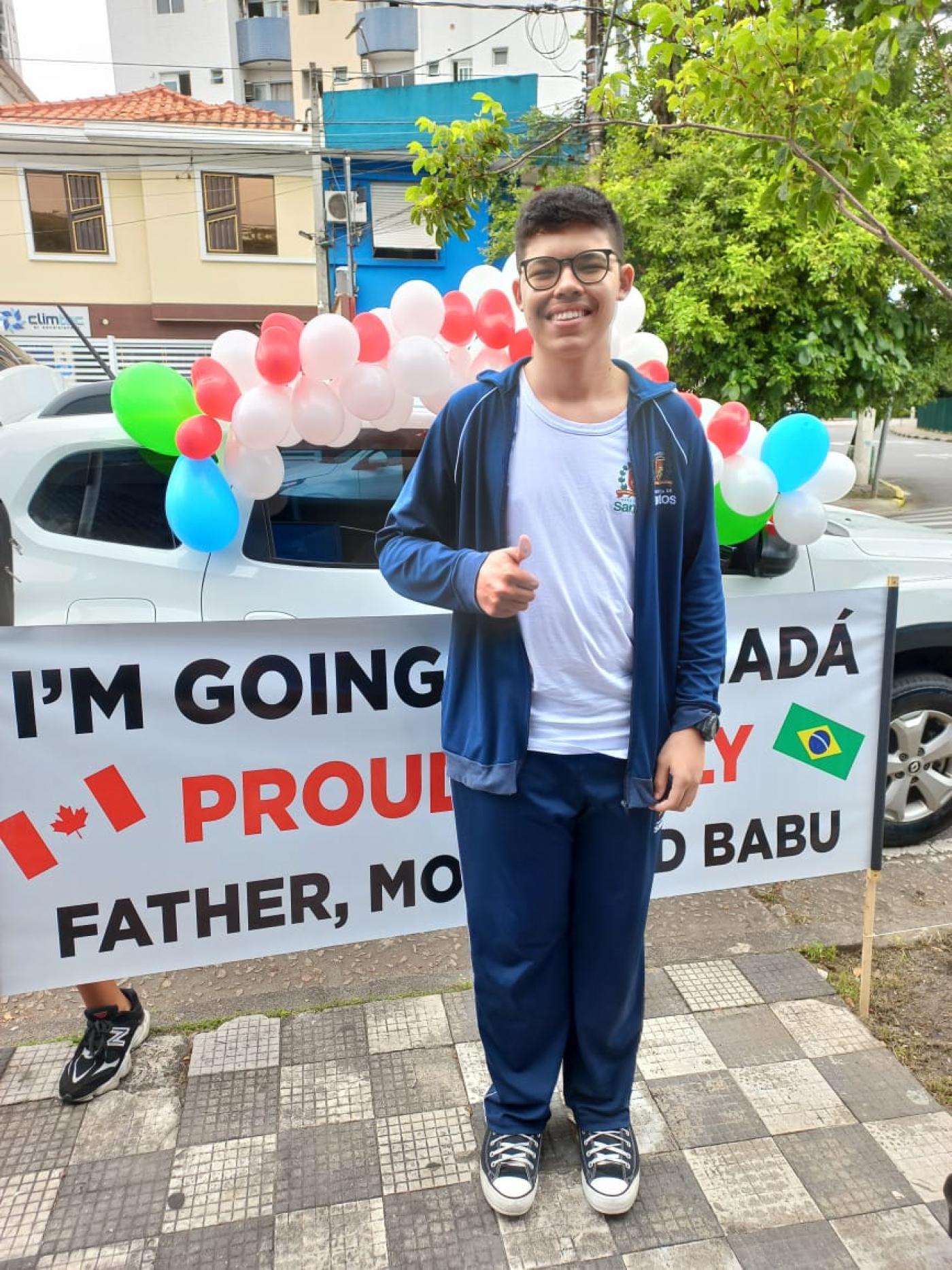 menino posa para a foto #paratodosverem 