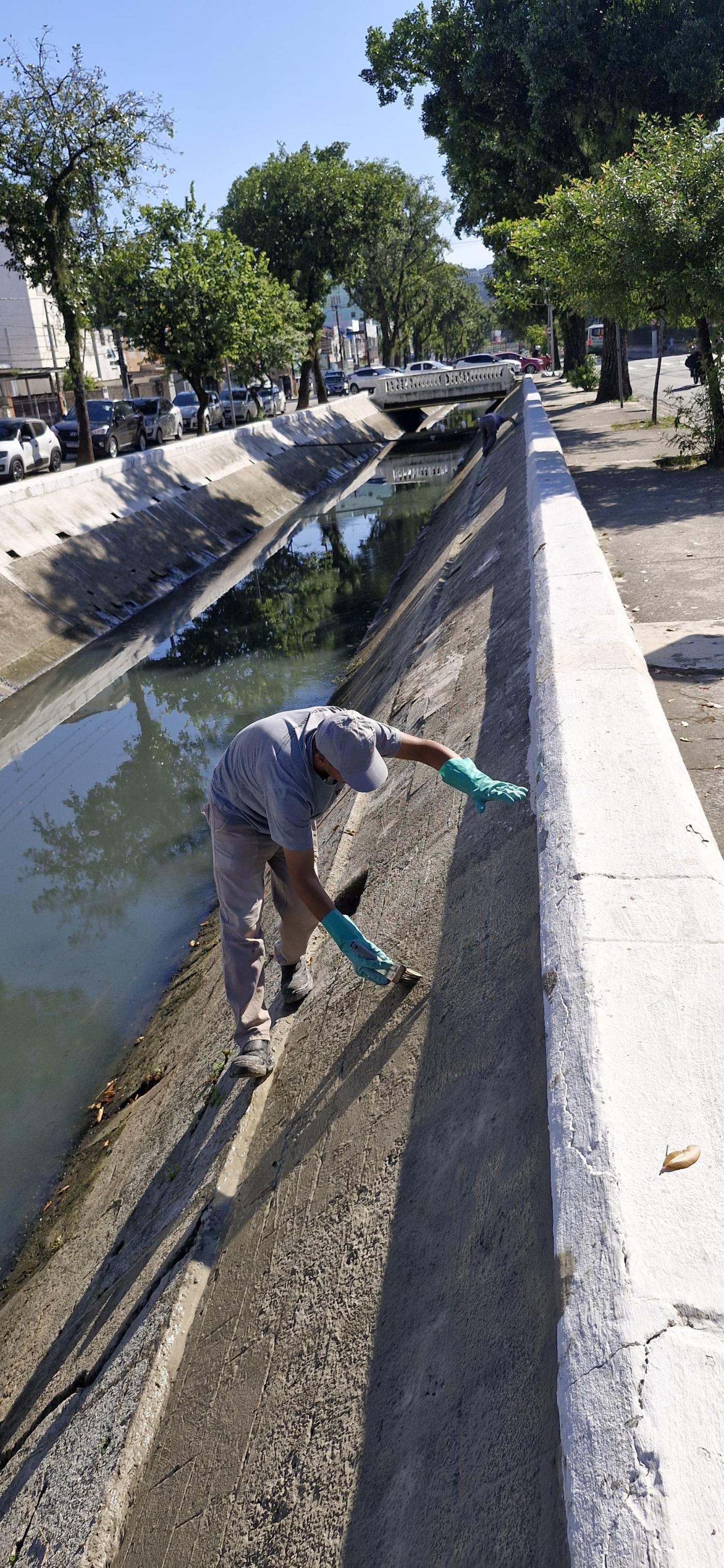 operários atuando no talude de canal #paratodosverem 