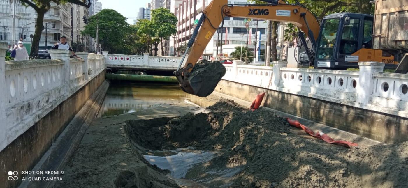 Escavadeira retira areia no canal #paratodosverem