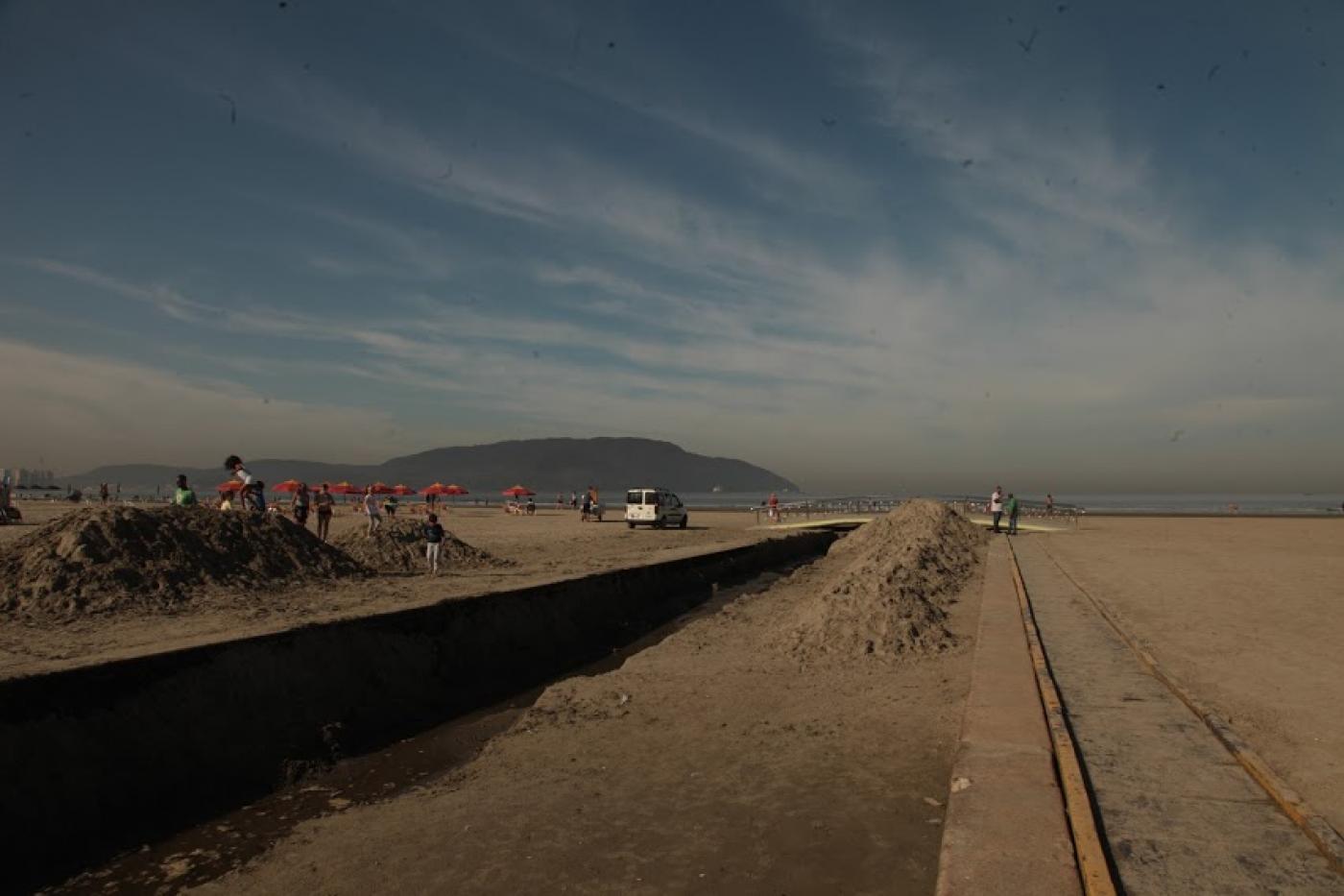 canal três na orla assoreado. Há também volume de areia já retirada ao lado do canal. #paratodosverem